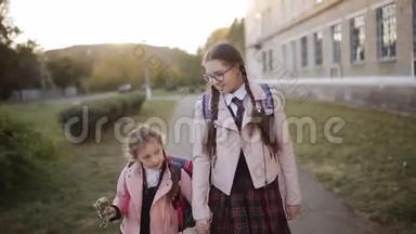 放学后，妈妈在学校附近的日落时<strong>遇见</strong>了她的女儿。